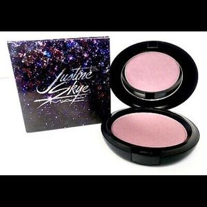 MAC Justine Skye Iridescent Pressed Powder